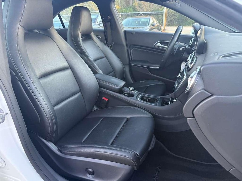 Mercedes-Benz CLA 250 Vehicle Full-screen Gallery Image 14