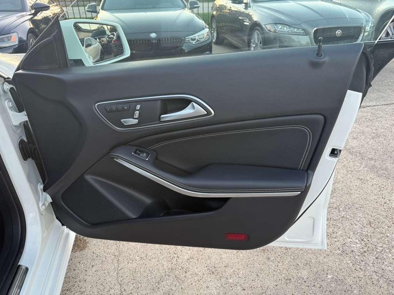 Mercedes-Benz CLA 250 Vehicle Full-screen Gallery Image 15