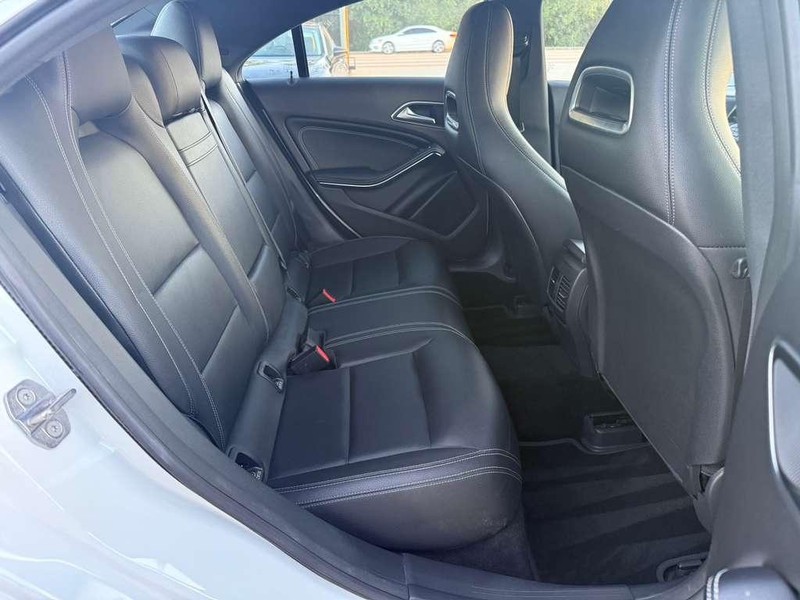 Mercedes-Benz CLA 250 Vehicle Full-screen Gallery Image 16