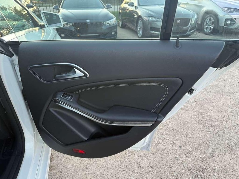 Mercedes-Benz CLA 250 Vehicle Full-screen Gallery Image 17