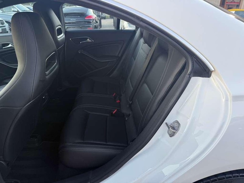 Mercedes-Benz CLA 250 Vehicle Full-screen Gallery Image 18
