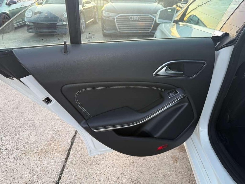 Mercedes-Benz CLA 250 Vehicle Full-screen Gallery Image 19