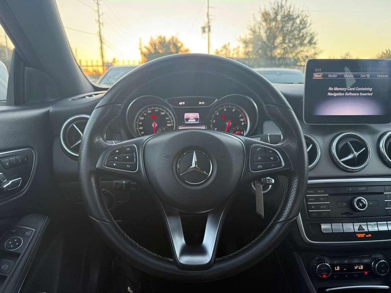 Mercedes-Benz CLA 250 Vehicle Full-screen Gallery Image 20