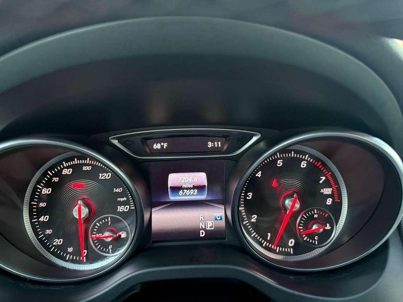 Mercedes-Benz CLA 250 Vehicle Full-screen Gallery Image 21