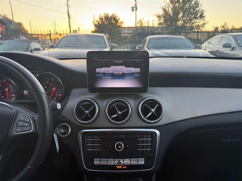 Mercedes-Benz CLA 250 Vehicle Full-screen Gallery Image 22