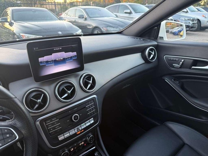 Mercedes-Benz CLA 250 Vehicle Full-screen Gallery Image 23