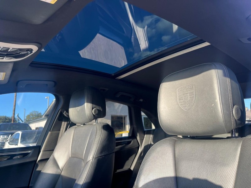 Porsche Macan Vehicle Full-screen Gallery Image 13