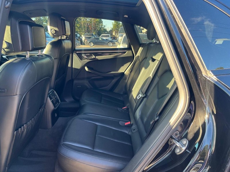 Porsche Macan Vehicle Full-screen Gallery Image 14