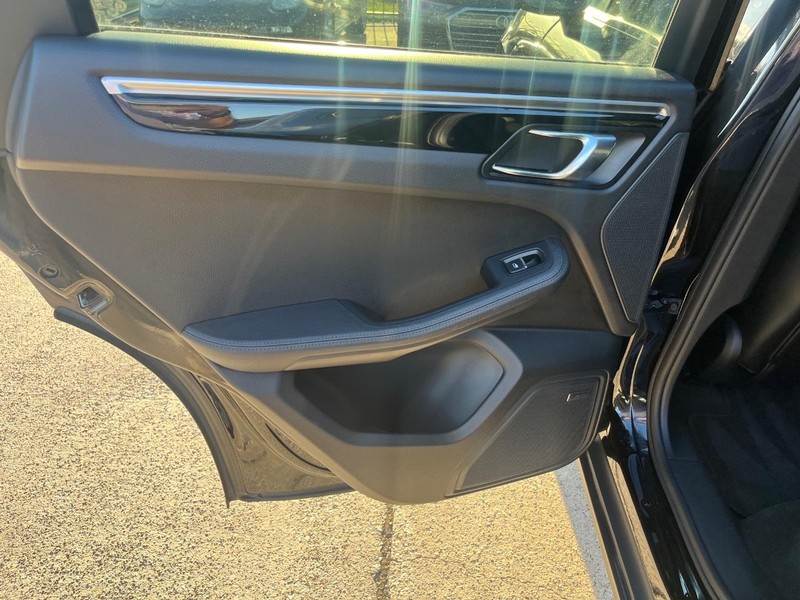 Porsche Macan Vehicle Full-screen Gallery Image 15