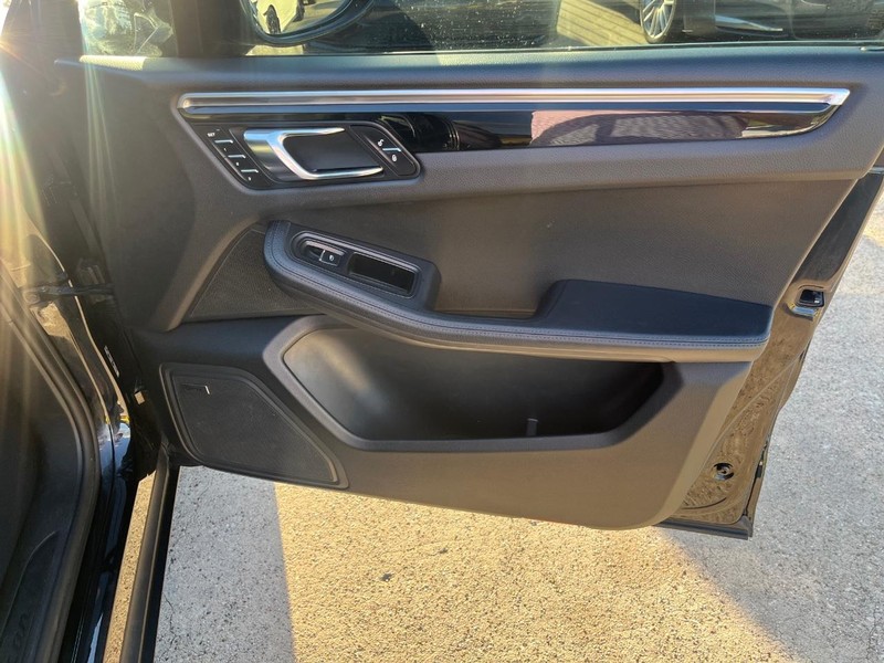 Porsche Macan Vehicle Full-screen Gallery Image 17