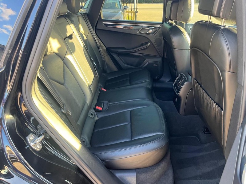 Porsche Macan Vehicle Full-screen Gallery Image 18