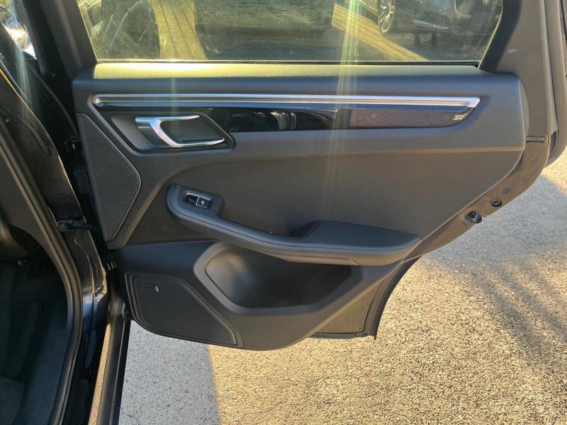 Porsche Macan Vehicle Full-screen Gallery Image 19