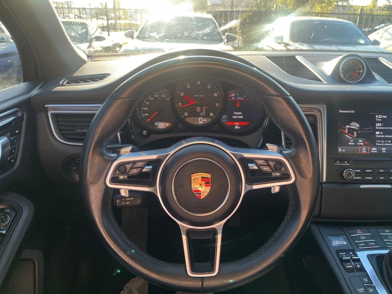 Porsche Macan Vehicle Full-screen Gallery Image 20