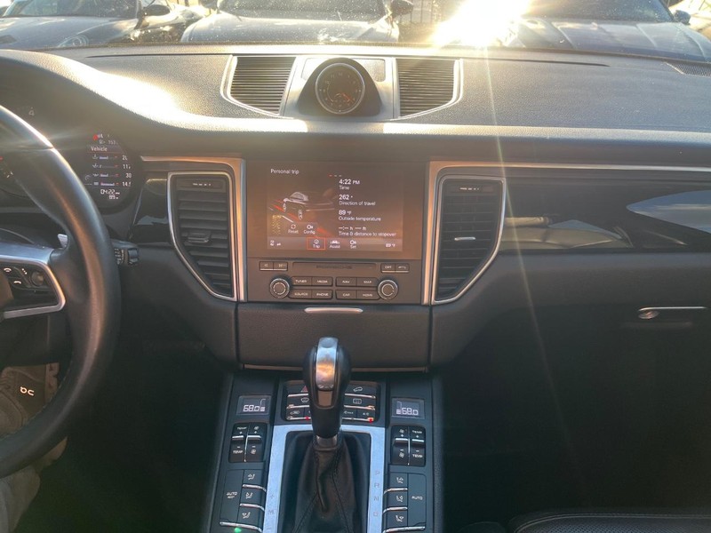 Porsche Macan Vehicle Full-screen Gallery Image 22