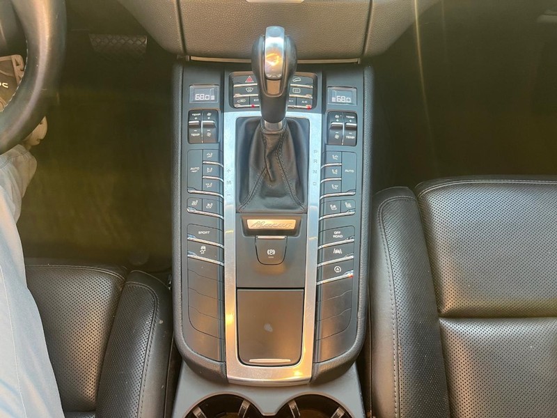 Porsche Macan Vehicle Full-screen Gallery Image 24