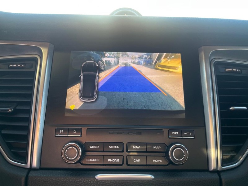 Porsche Macan Vehicle Full-screen Gallery Image 25