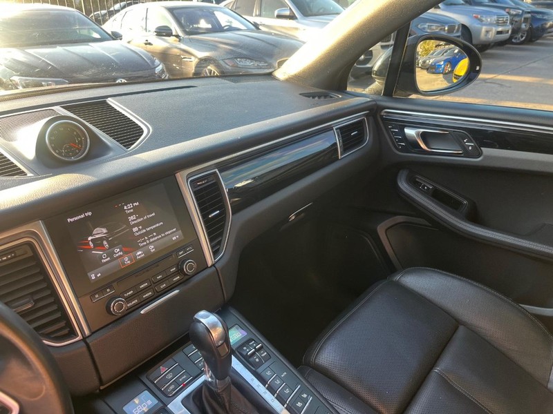 Porsche Macan Vehicle Full-screen Gallery Image 26