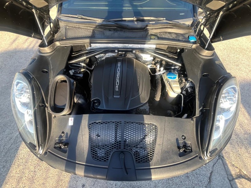 Porsche Macan Vehicle Full-screen Gallery Image 27