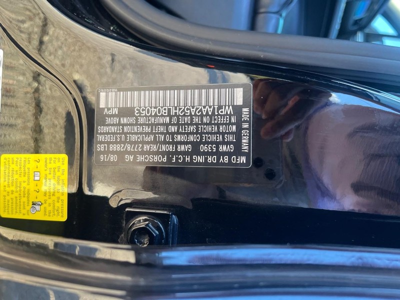 Porsche Macan Vehicle Full-screen Gallery Image 28