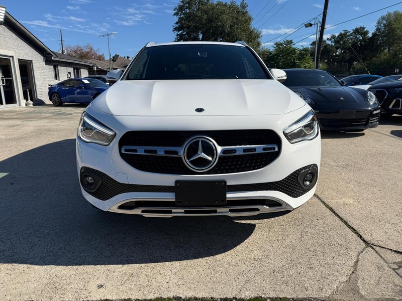 Mercedes-Benz GLA 250 Vehicle Full-screen Gallery Image 02