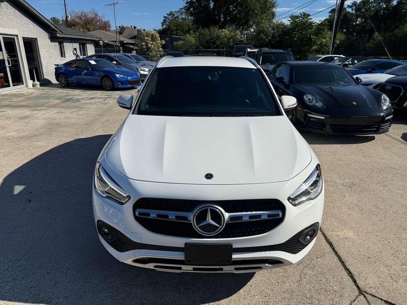 Mercedes-Benz GLA 250 Vehicle Full-screen Gallery Image 03