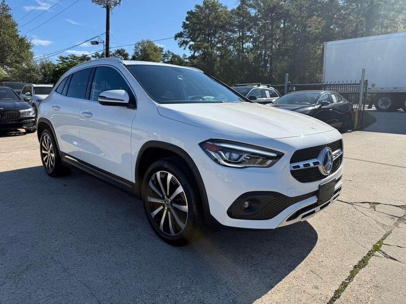 Mercedes-Benz GLA 250 Vehicle Full-screen Gallery Image 04