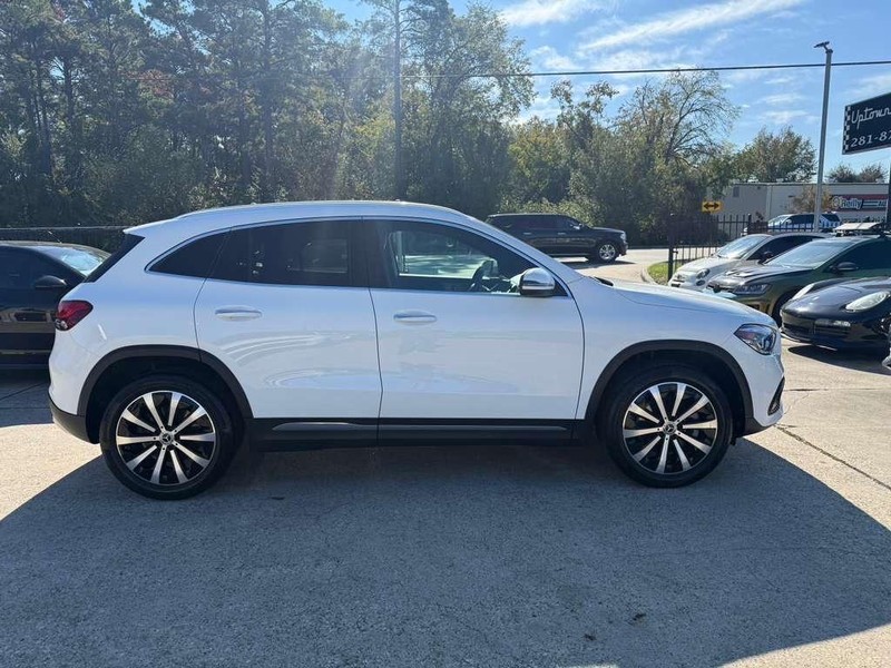 Mercedes-Benz GLA 250 Vehicle Full-screen Gallery Image 05