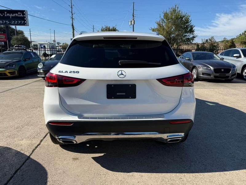 Mercedes-Benz GLA 250 Vehicle Full-screen Gallery Image 07