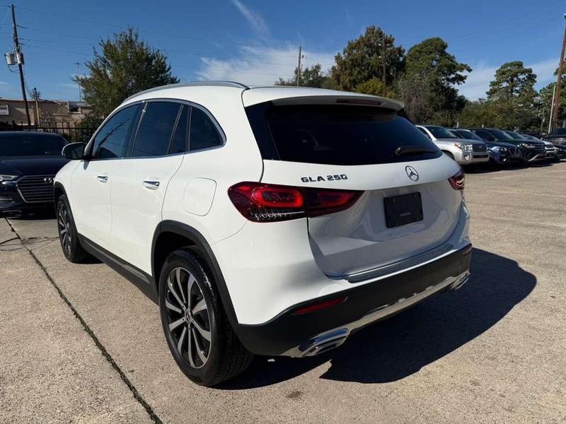 Mercedes-Benz GLA 250 Vehicle Full-screen Gallery Image 08