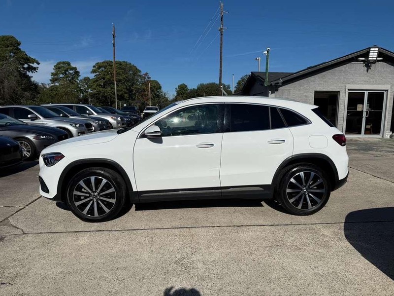 Mercedes-Benz GLA 250 Vehicle Full-screen Gallery Image 09