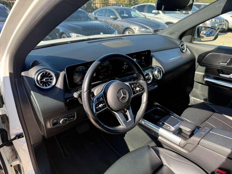 Mercedes-Benz GLA 250 Vehicle Full-screen Gallery Image 10