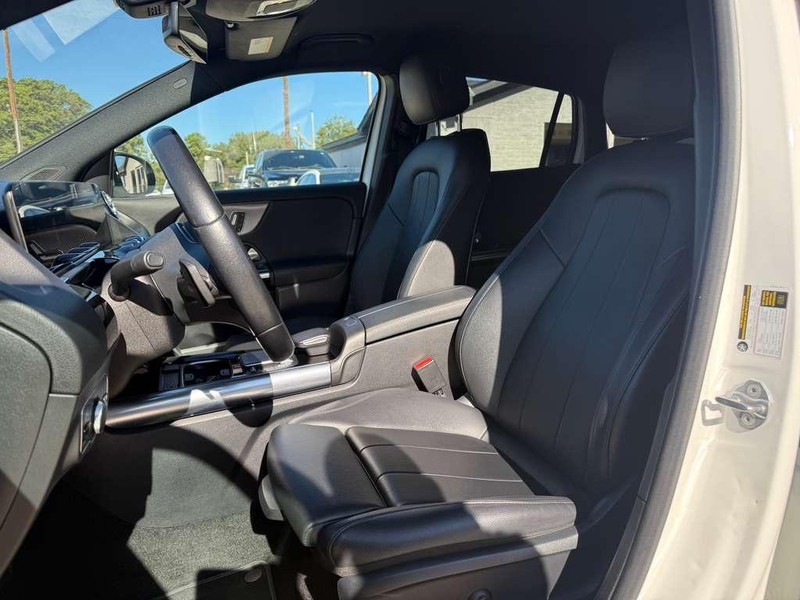 Mercedes-Benz GLA 250 Vehicle Full-screen Gallery Image 11