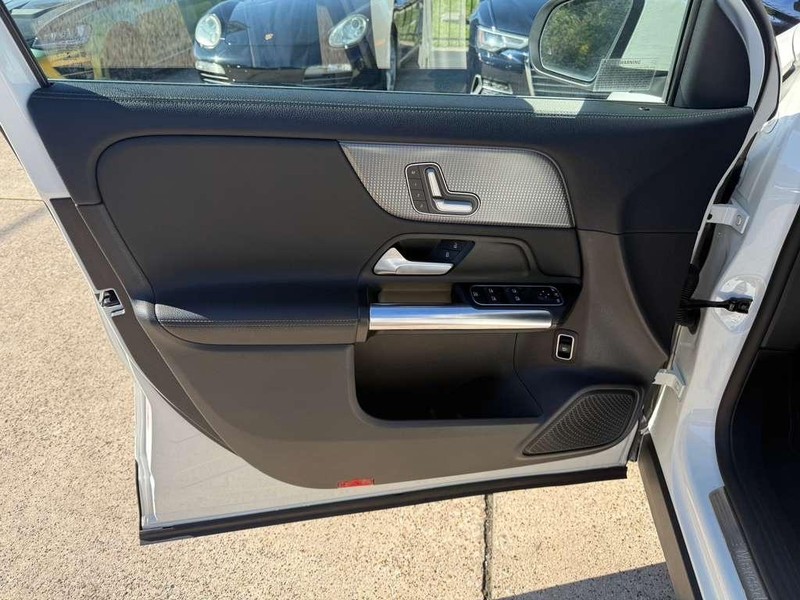 Mercedes-Benz GLA 250 Vehicle Full-screen Gallery Image 12