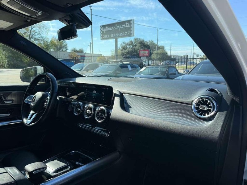 Mercedes-Benz GLA 250 Vehicle Full-screen Gallery Image 13