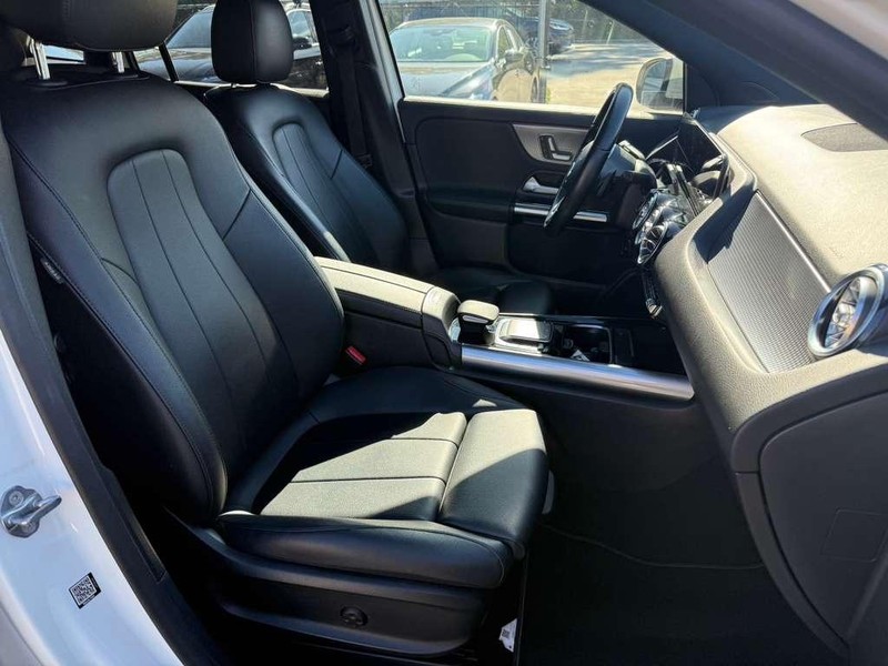 Mercedes-Benz GLA 250 Vehicle Full-screen Gallery Image 14