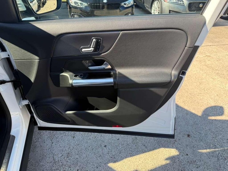 Mercedes-Benz GLA 250 Vehicle Full-screen Gallery Image 15