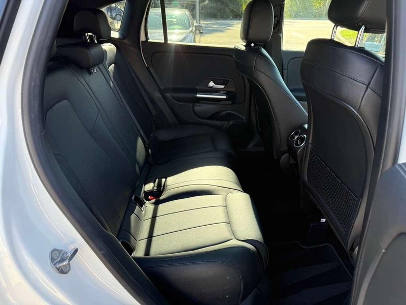 Mercedes-Benz GLA 250 Vehicle Full-screen Gallery Image 16