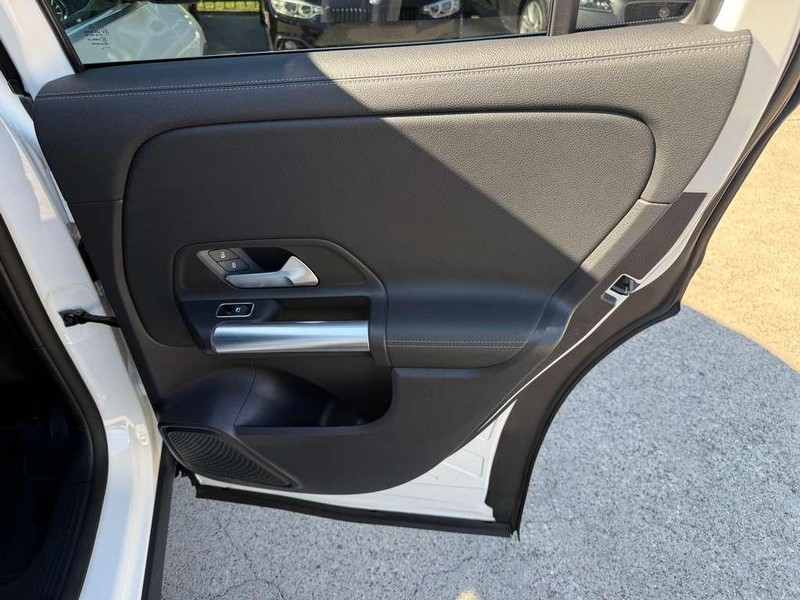 Mercedes-Benz GLA 250 Vehicle Full-screen Gallery Image 17