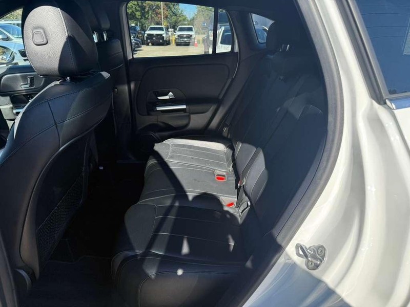 Mercedes-Benz GLA 250 Vehicle Full-screen Gallery Image 18