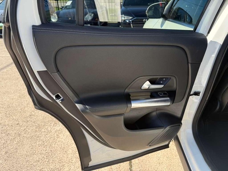 Mercedes-Benz GLA 250 Vehicle Full-screen Gallery Image 19