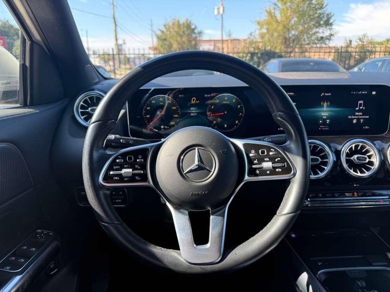 Mercedes-Benz GLA 250 Vehicle Full-screen Gallery Image 20