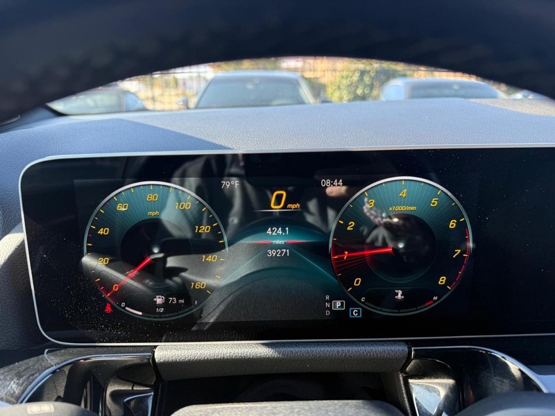 Mercedes-Benz GLA 250 Vehicle Full-screen Gallery Image 21