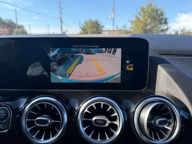 Mercedes-Benz GLA 250 Vehicle Full-screen Gallery Image 22