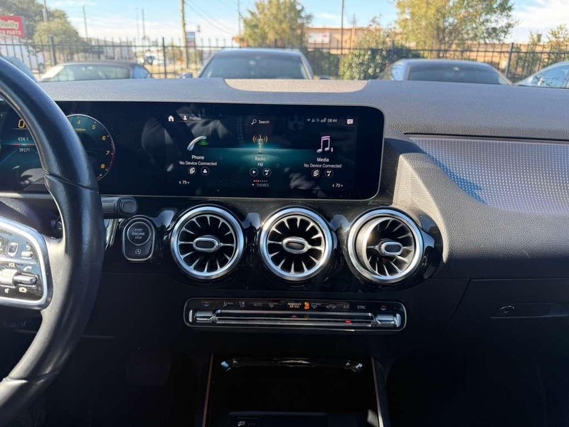 Mercedes-Benz GLA 250 Vehicle Full-screen Gallery Image 23