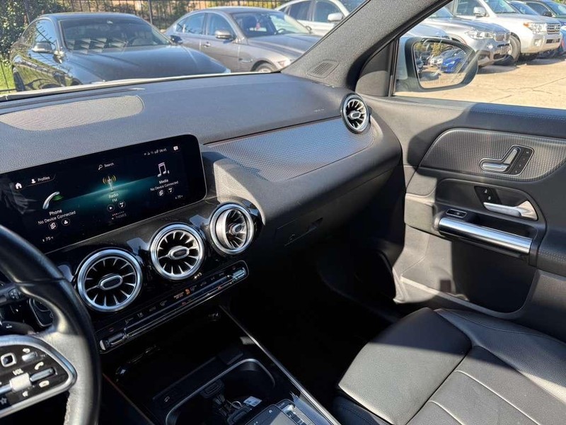 Mercedes-Benz GLA 250 Vehicle Full-screen Gallery Image 24