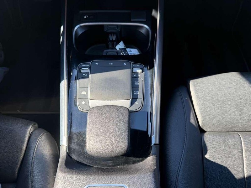 Mercedes-Benz GLA 250 Vehicle Full-screen Gallery Image 25