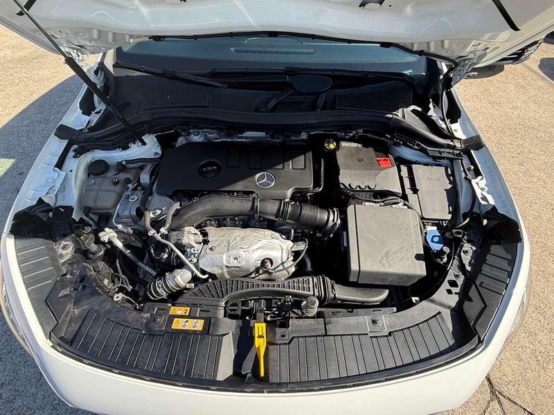 Mercedes-Benz GLA 250 Vehicle Full-screen Gallery Image 27