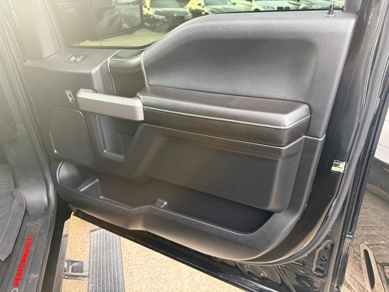 Ford F-150 Vehicle Full-screen Gallery Image 13