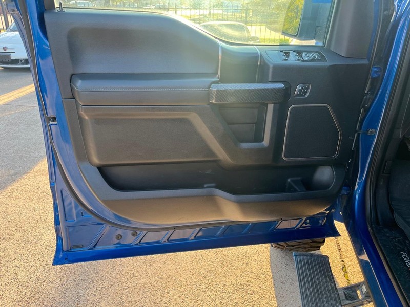 Ford F-150 Vehicle Full-screen Gallery Image 12