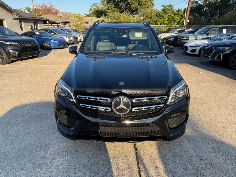 Mercedes-Benz GLS 550 Vehicle Full-screen Gallery Image 03